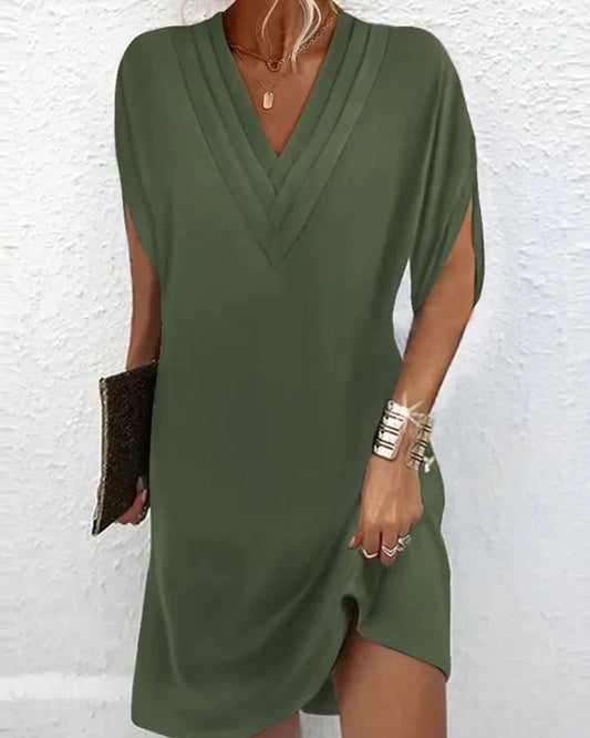 ND | Elégante mini-robe d'été plissée avec col en V
