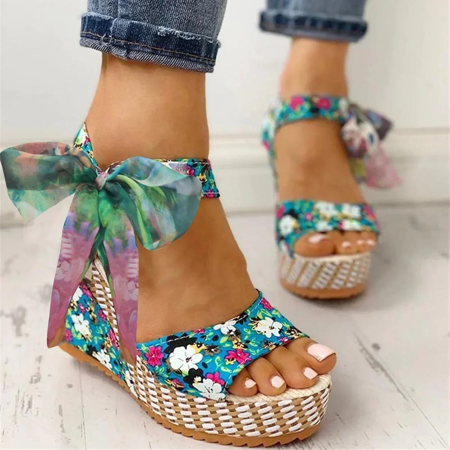 EP | | Sandales à talon compensé et motif fleuri