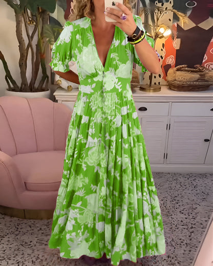 EP | Robe longue avec décolleté en V, manches courtes et boutonnage sur le devant.