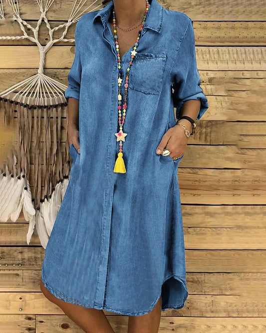 ND | Robe midi en jean avec manches retroussées et une poche sur la poitrine.
