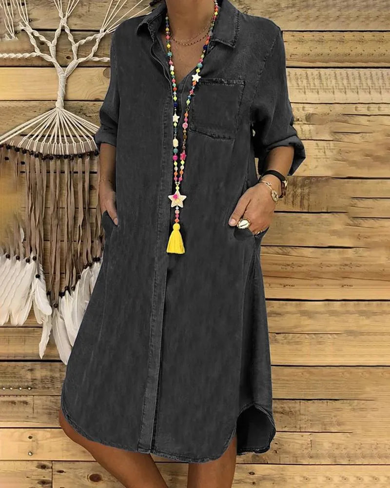 ND | Robe midi en jean avec manches retroussées et une poche sur la poitrine.