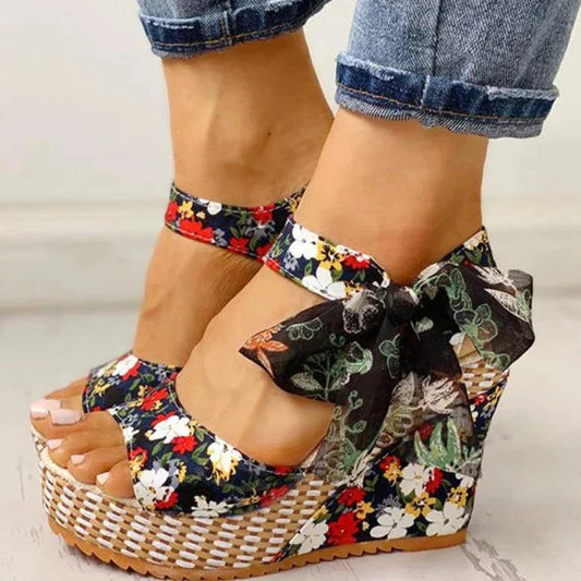 EP | | Sandales à talon compensé et motif fleuri