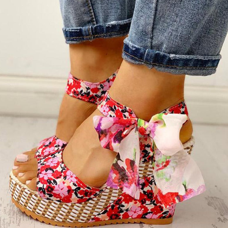 EP | | Sandales à talon compensé et motif fleuri