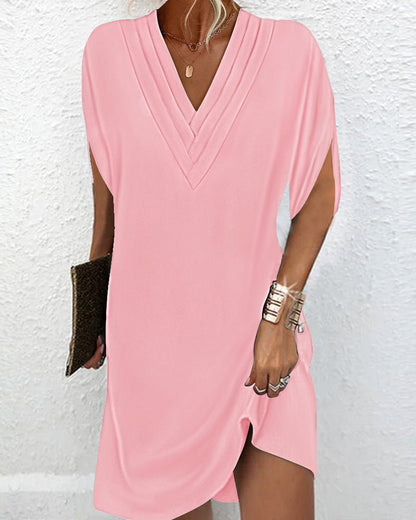 ND | Elégante mini-robe d'été plissée avec col en V