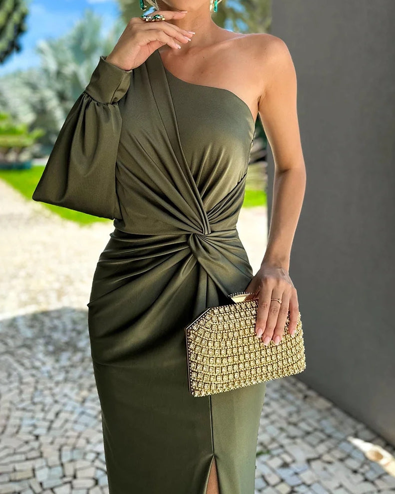 EP | Elégante robe longue à une manche avec une fente haute parfaite pour les fêtes et les occasions spéciales