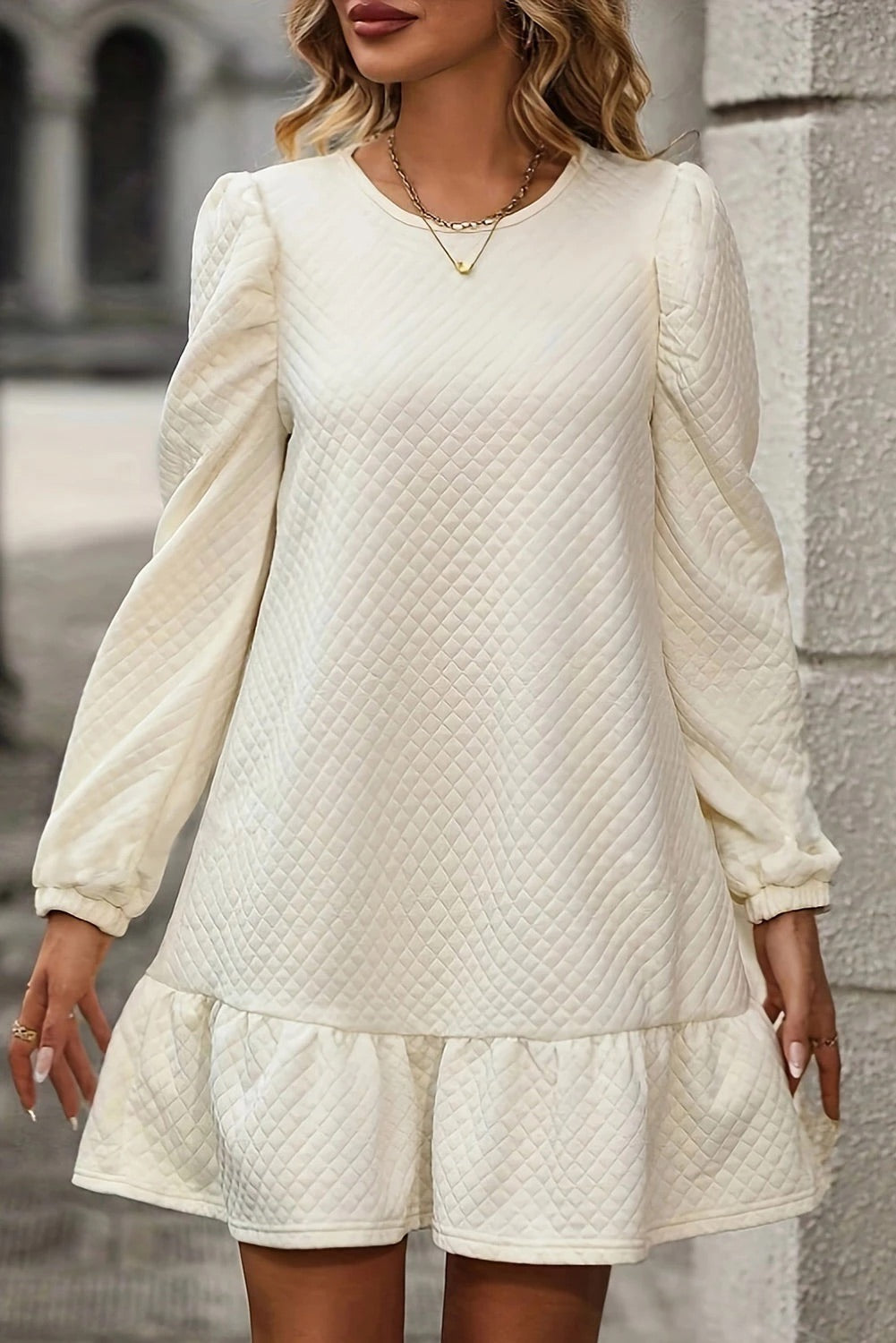 EP | Mini-robe blanche structurée avec ourlet à volants