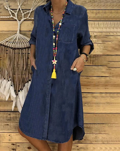 ND | Robe midi en jean avec manches retroussées et une poche sur la poitrine.